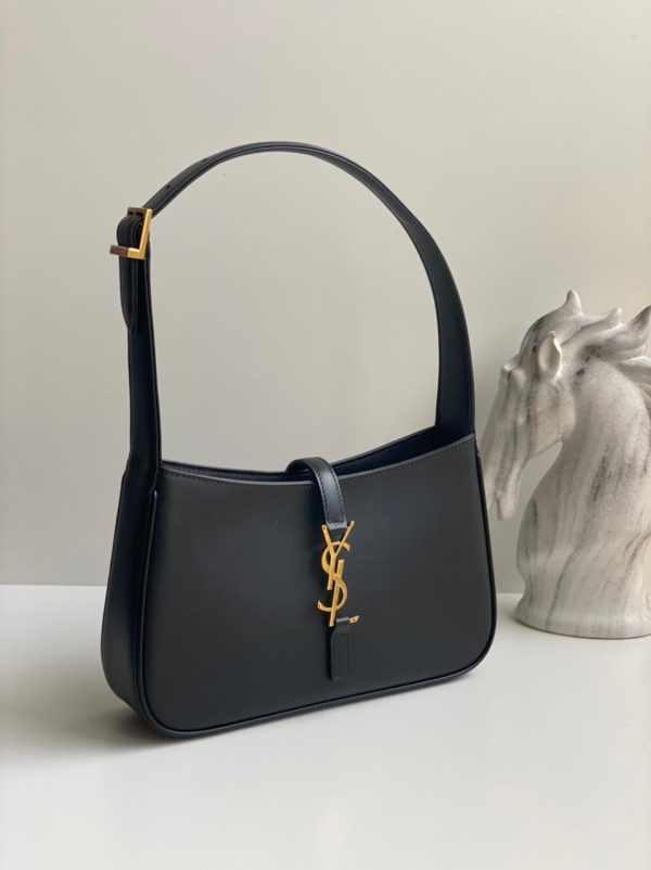 Le 5 À 7 Leather Shoulder Bag - Image 6