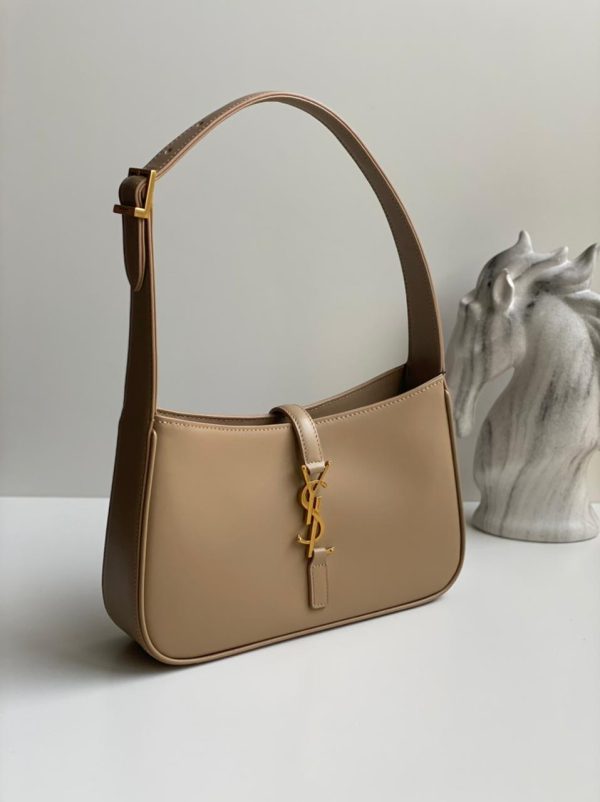 Le 5 À 7 Leather Shoulder Bag