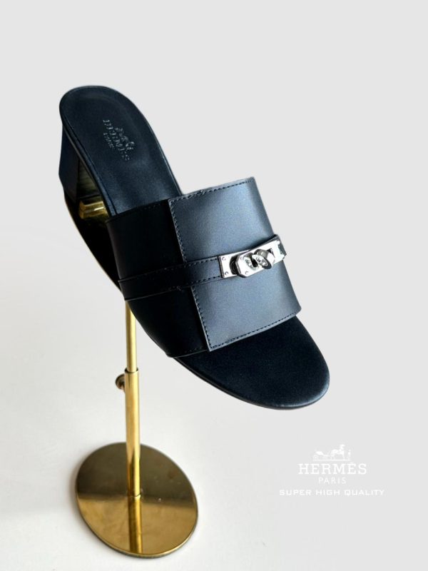 Hermes Giulia Flat Sandals In Calfskin - Image 13