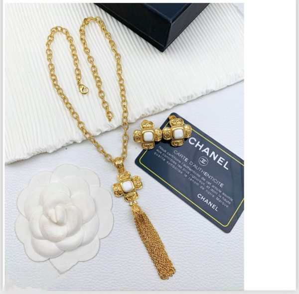 Chanel Pearl Crystal Chain Necklace - Image 5