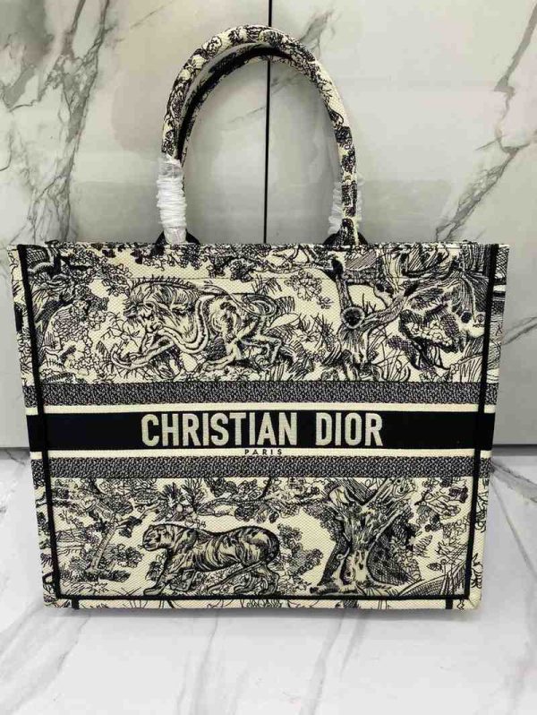 Dior Book Tote Medium - Image 4
