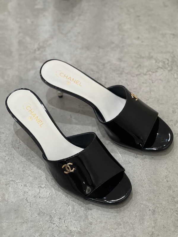 Chanel 2023 Interlocking CC Logo Pearl Slides - Image 2
