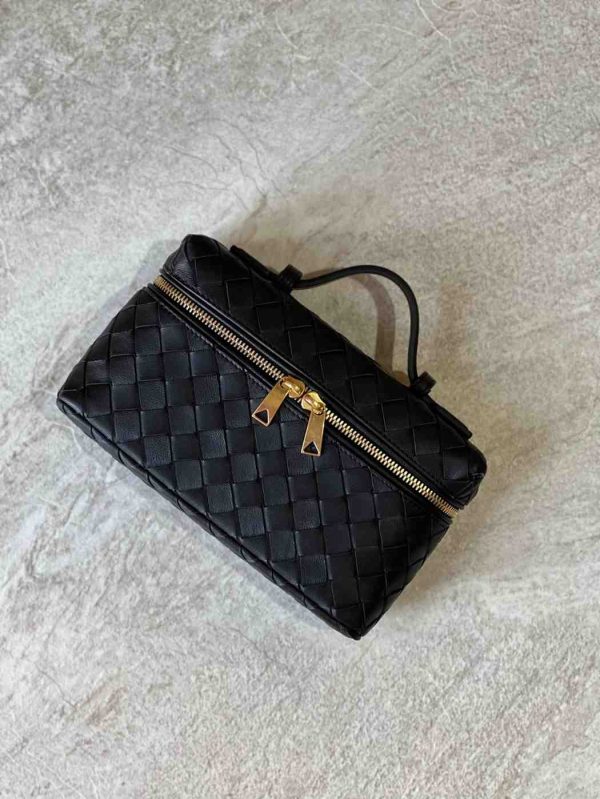 Bottega Veneta Vanity Case Intrecciato leather bag - Image 4