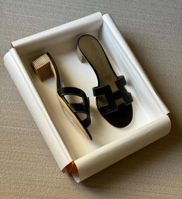 Women's Hermes Oasis sandal In Calfskin - Image 3