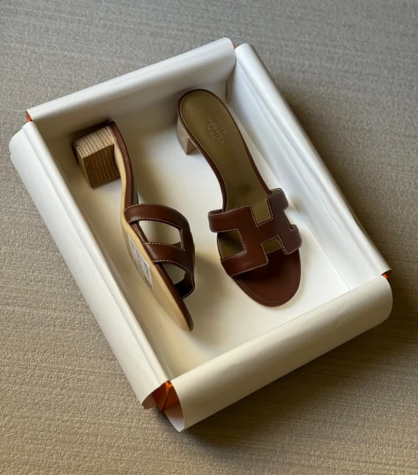 Women's Hermes Oasis sandal In Calfskin - Image 4