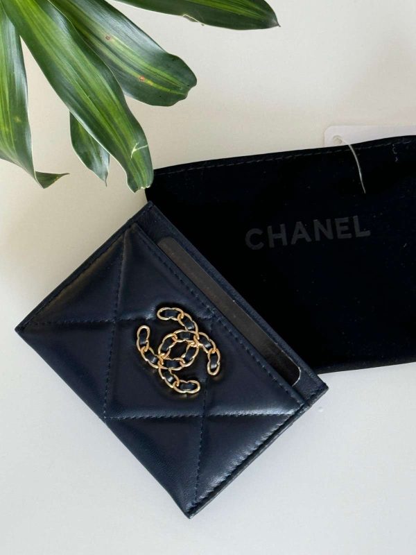 Chanel 19 Card Wallet Interlocking CC Logo - Image 18