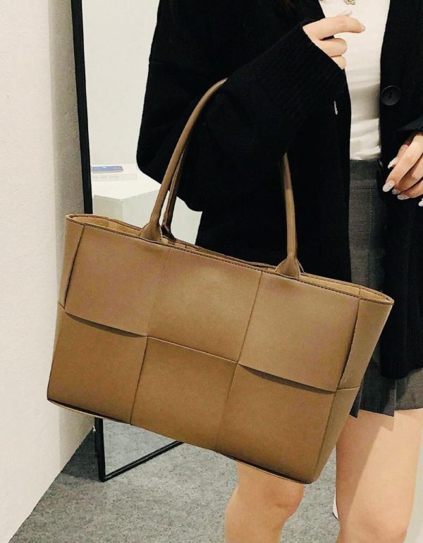 Bottega Veneta Medium Arco Intrecciato Leather Tote Bag In Dubai - Image 5