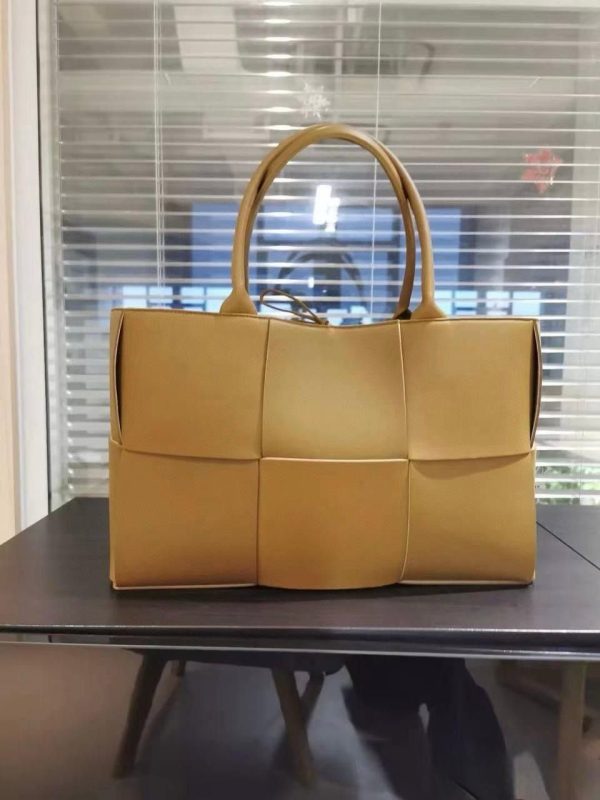Bottega Veneta Medium Arco Intrecciato Leather Tote Bag In Dubai - Image 2