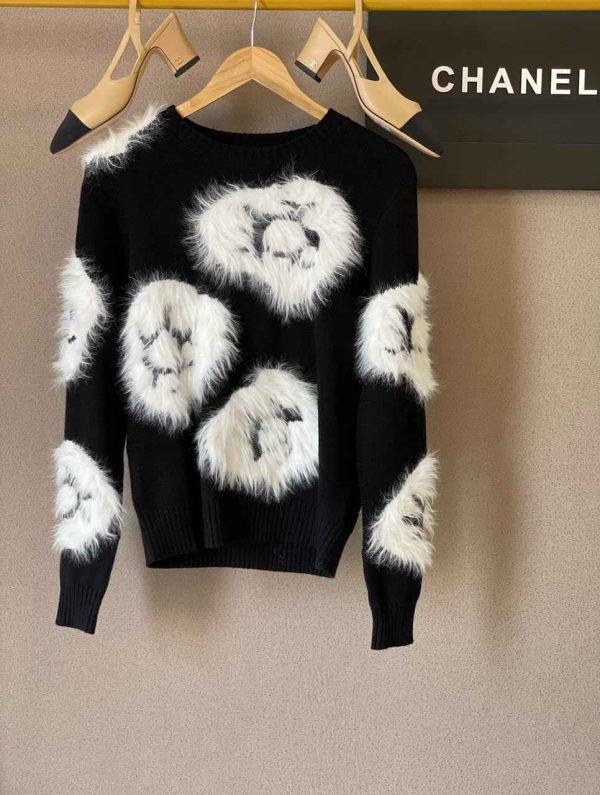 Chanel 23A Cashmere Sweater With white Feathers