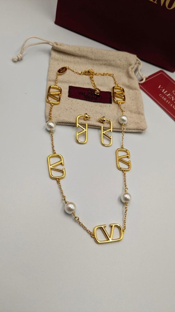 valentino pearl necklace​