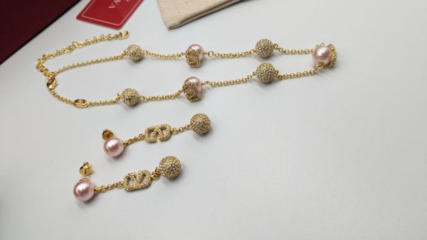 valentino pearl necklace​