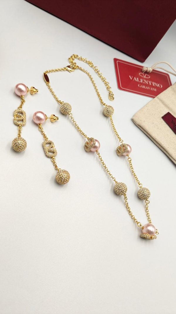 valentino pearl necklace​