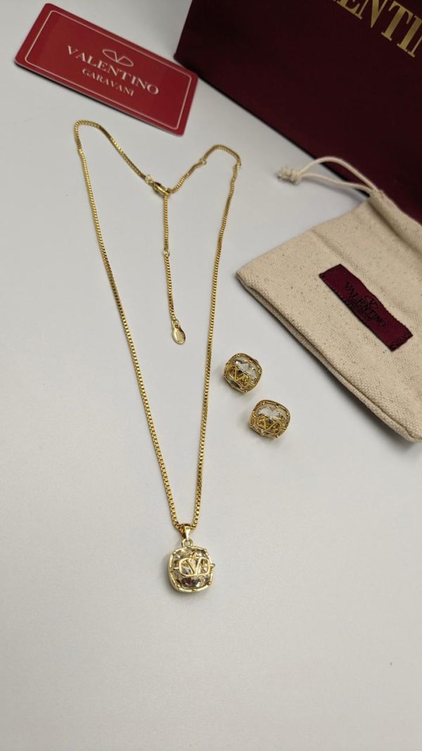 valentino pearl necklace​