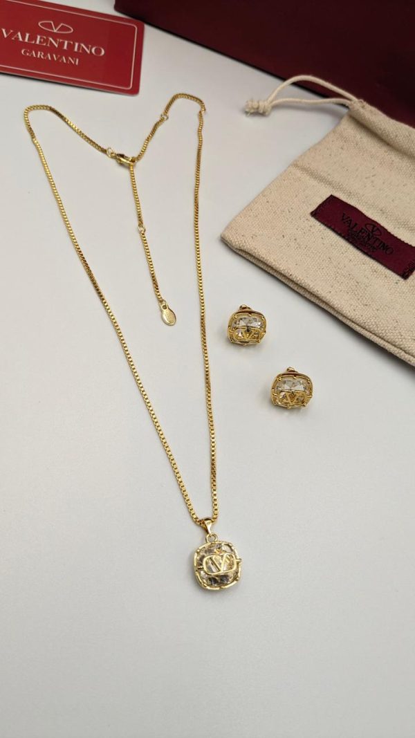 valentino pearl necklace​