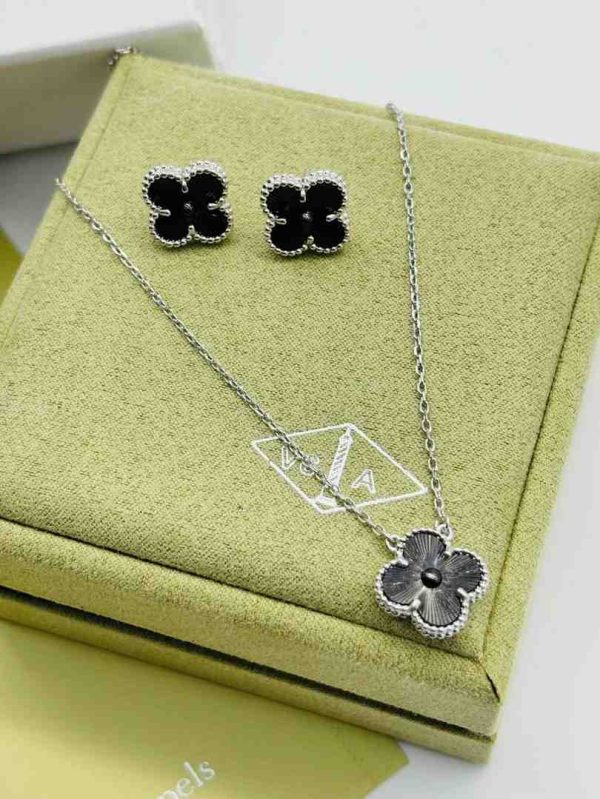Van Cleef & Arpels Clover earrings and pendant grey colour