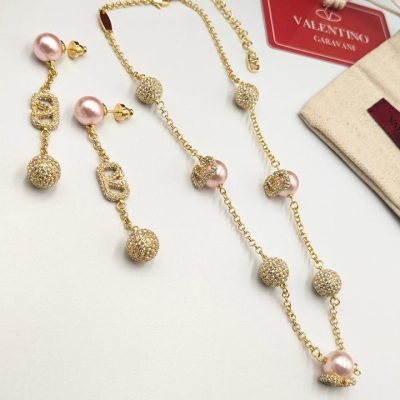 valentino pearl necklace​