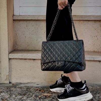 Chanel classic flap maxi black