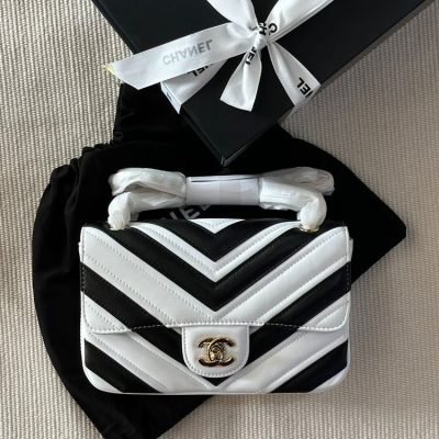 Chanel chevron stitch black & white flap 20 cm