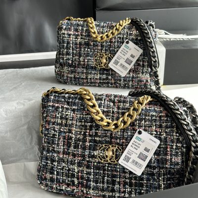 Chanel 19 tweed flap black